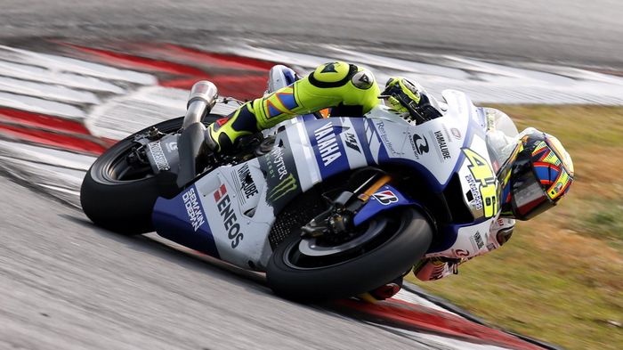 Βρήκε ξανά αποθέματα ταχύτητας ο Rossi, και παρά τα προβλήματα με τα ελαστικά ισοβάθμισε στην κορυφή με τον Dani Pedrosa. 